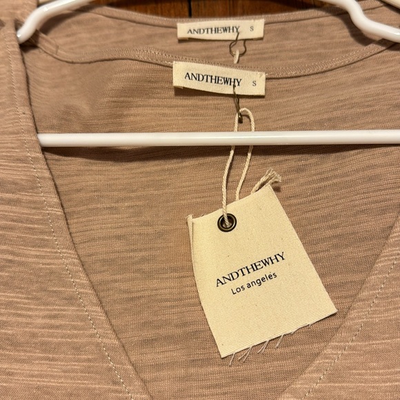 NWT FEATHERED TOP - Picture 4 of 4